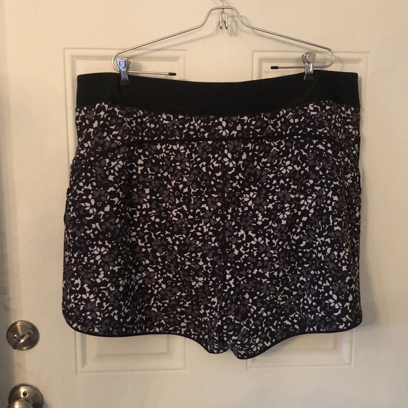 NWOT Lands End Black and White Floral Swim Shorts. - Picture 4 of 10